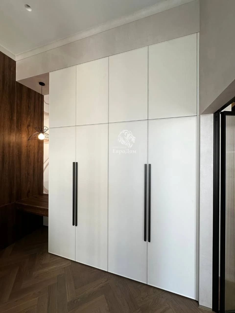 Распашной шкаф с классической компоновкой