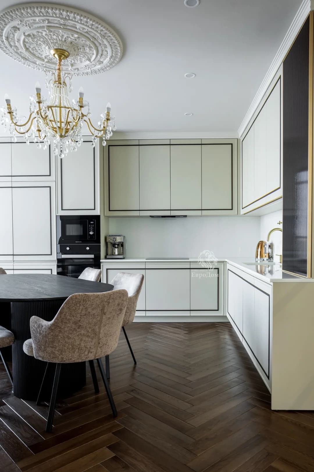 Светлая кухня с фрезеровкой и каменной столешницей