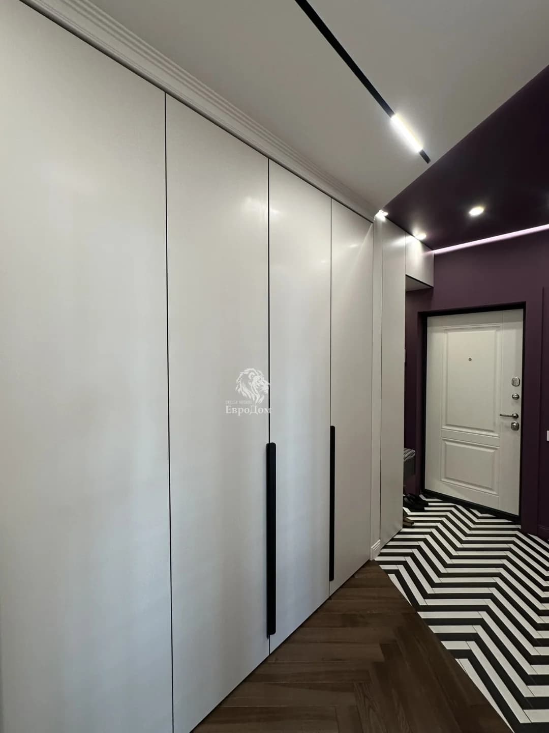 Прихожая с хранением без визуального шума