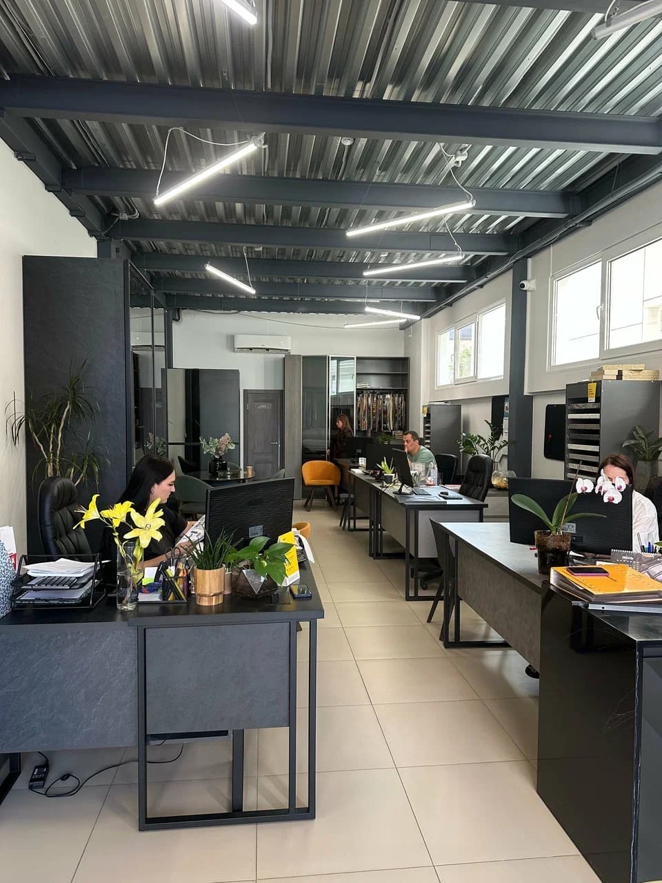 Рабочая зона дизайнеров в офисе