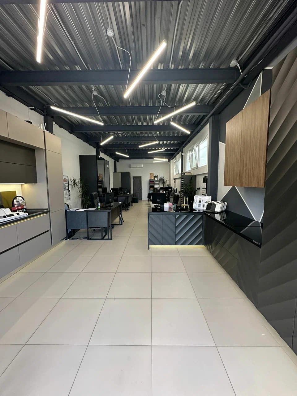 Общий вид шоурума и офиса