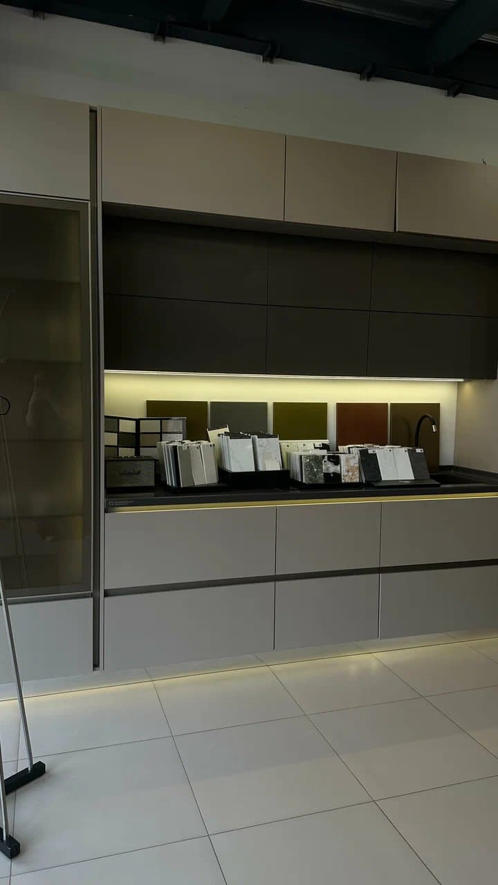 Выставочный кухонный модуль и образцы